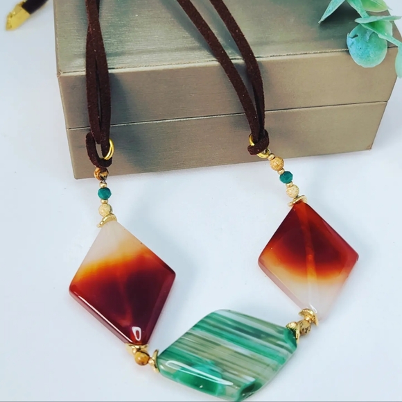 Red and Green Agate cord necklace - Picture 2 of 4